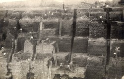 In the early years of the Fletton brick industry at Calvert, early 20th Century, clay was extracted entirely by hand..